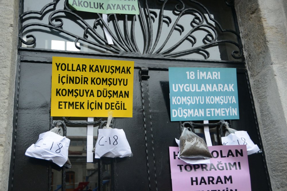 Trabzon'da C18 protestosu: Belediyenin kapısına toprak astılar