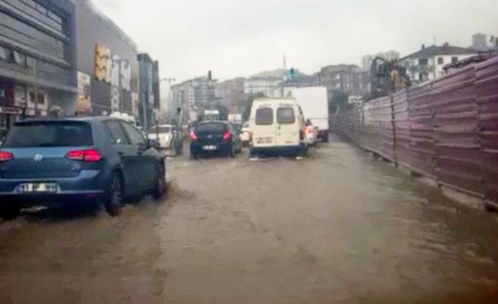 Trabzon'da yağış yolları göle çevirdi