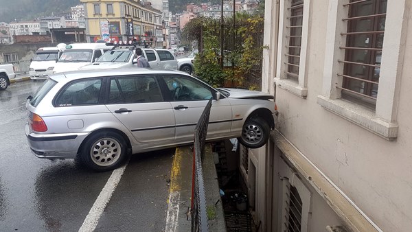 Trabzon Barosu binasına araba çarptı: 3 yaralı