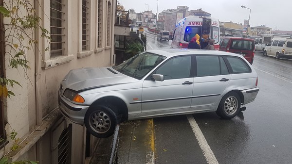 Trabzon Barosu binasına araba çarptı: 3 yaralı