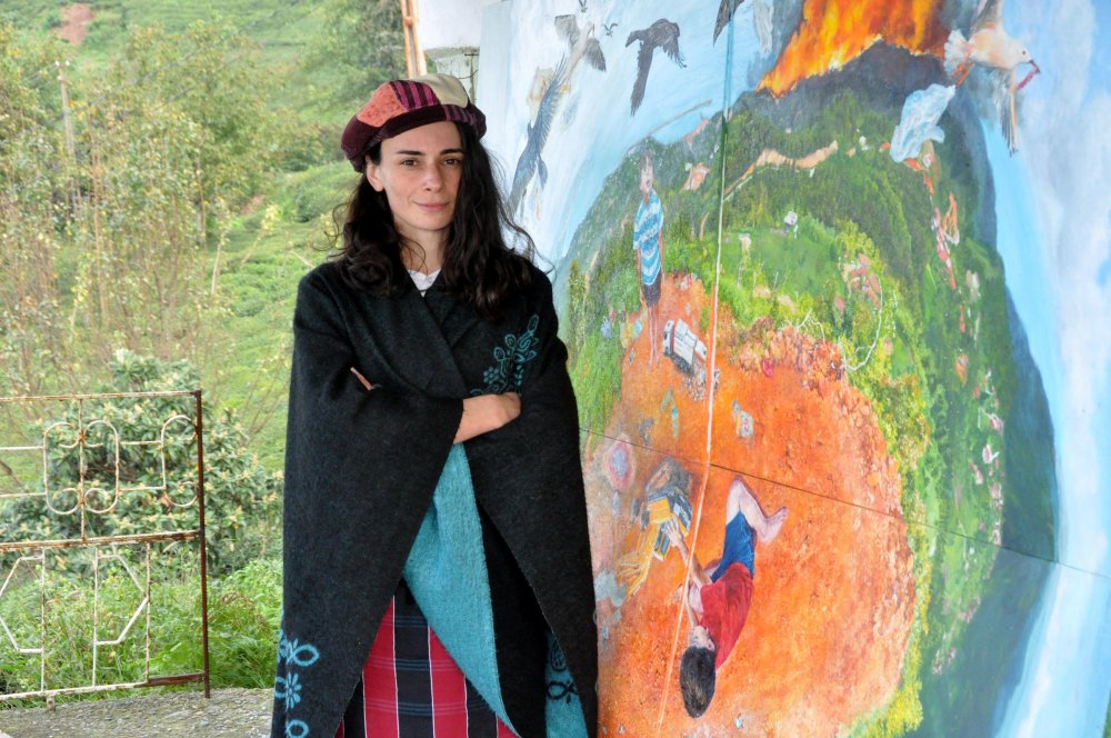 Trabzonlu Ressam çöplükte sergi açtı