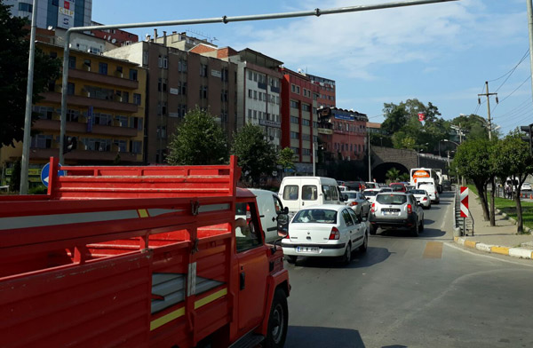 Trabzon’da tüp kamyonu trafiği kilitledi