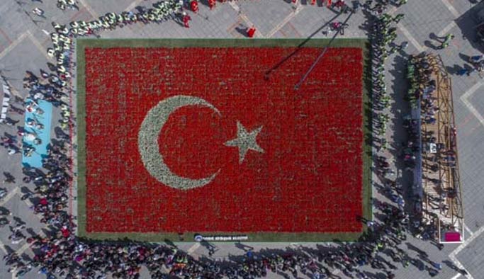 Lalerden yapılan Türk bayrağı rekor kırdı