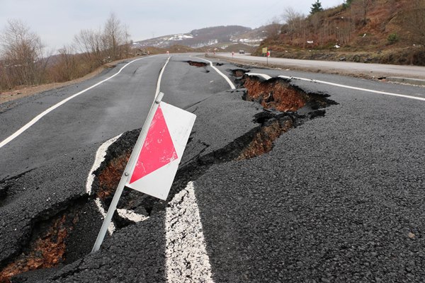 Duble yol açılmadan çöktü