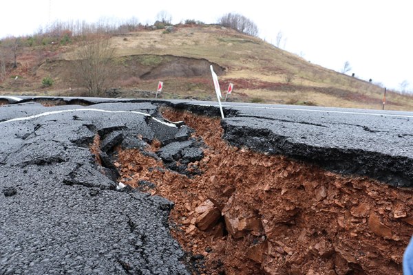 Duble yol açılmadan çöktü