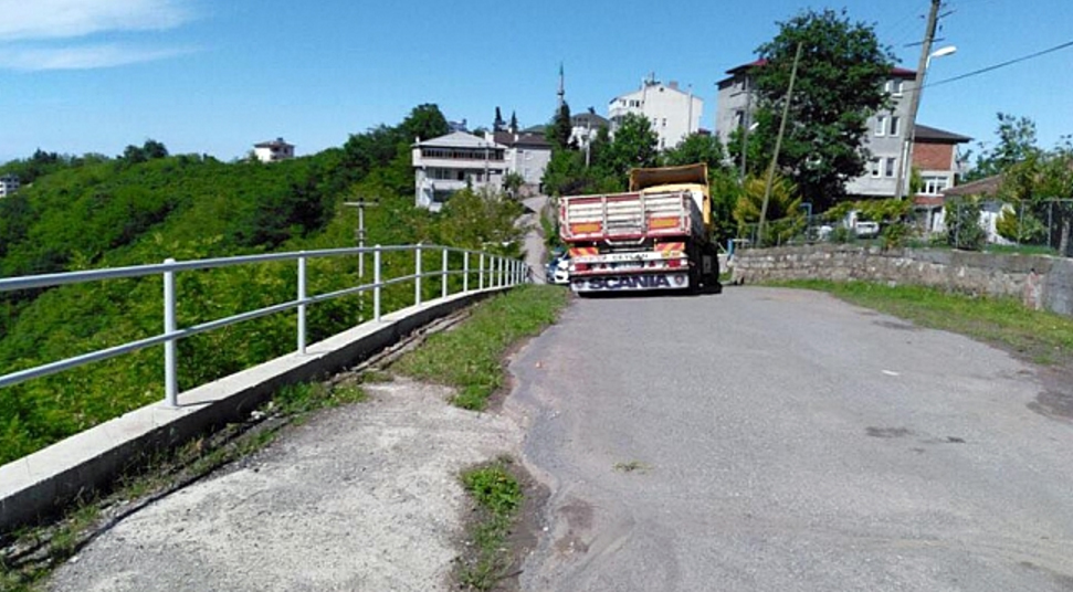 Trabzon'da kızgın vatandaş yola toprak döktü