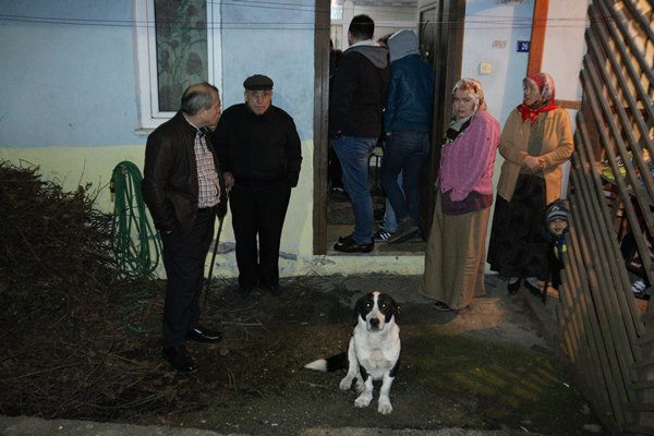 Köpeği ölen sahibinin kapısından ayrılmadı